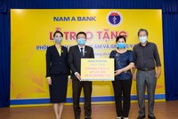 Nam A Bank trao tặng 2 phòng cách ly lực âm và 40 giường y tế chống dịch Covid-19 