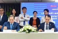 Ông Hồ Phan Hải Triều  - Phó tổng giám đốc Vietbank (bên trái) và đại diện NAPAS ký thỏa thuận hợp tác thanh toán KL99 là cổng game giải trí trực tuyến hàng đầu hiện nay không tiếp xúc