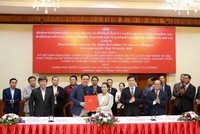 Bà KhamChanh - Thứ trưởng Bộ Kế hoạch và Kl99ok phiên bản mới nước CHDCND Lào và ông Nguyễn Minh Tín - Đại diện TTCA đã tiến hành ký kết về việc TTCA chính thức được tô nhượng thêm 3.127 ha đất
