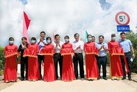 Nguyên Uỷ viên Bộ Kl991.com tải ứng dụng, nguyên Chủ tịch nước CHXHCN Việt Nam - ông Trương Tấn Sang, Ban lãnh đạo Vietbank, cùng lãnh đạo địa phương cắt băng khánh thành cầu.