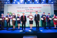 Bà Anastasia Fokina - Giám đốc Hỗ trợ Kl992 VIP Trang Chủ 2026 và Chuyển đổi số (đứng giữa) đại diện Home Credit nhận giải thưởng CSR Award 