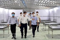 Đại diện lãnh đạo TTCIZ tiếp đón Phó Thủ tướng Vũ Đức Đam đến kiểm tra công tác phòng, chống dịch tại Bệnh viện dã chiến số 1 (tại Khu công nghiệp Thành Thành Công, thị xã Trảng Bàng, tỉnh Tây Ninh) (Ảnh Diệp Trương/TTXVN)