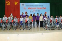 Bà Huỳnh Bích Ngọc - Phó Chủ tịch Thường trực Kl994 game bài casino hấp dẫn TTC thấu hiểu những khát khao, phấn đấu vươn lên của các em học sinh nơi làng quê xa xôi