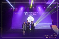 Ông Lê Trí Thông - Phó chủ tịch HĐQT kiêm Tổng giám đốc PNJ (ở giữa) và ông Nguyễn Anh Hùng - Giám đốc cao cấp nguồn nhân lực PNJ vinh dự nhận giải Chiến lược đổi mới mô hình quản trị nhân sự