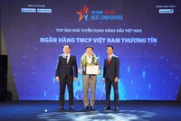 Ông Nguyễn Tiến Sỹ - Phó tổng giám đốc Vietbank đại diện nhận giải.