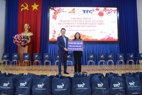 Ông Đặng Hồng Anh, Chủ tịch Hội Doanh nhân trẻ Việt Nam, Phó Chủ tịch Kl994 game bài casino hấp dẫn TTC trao tặng bảng biểu trưng tài trợ