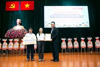 Ông Đặng Hồng Anh, Chủ tịch Hội Doanh nhân trẻ Việt Nam, Phó Chủ tịch Kl994 game bài casino hấp dẫn TTC trao tặng bảng biểu trưng tài trợ