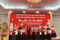 Bà Huỳnh Bích Ngọc - Phó Chủ tịch Thường trực Kl994 game bài casino hấp dẫn TTC (thứ 3 từ trái sang) là một trong những cá nhân đã được vinh dự đón nhận bằng khen của UBND tỉnh Bến Tre