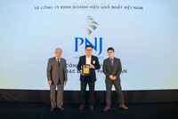 Ông Đào Trung Kiên – Thành viên HĐQT, Giám đốc Cao cấp – Vận hành PNJ đại diện nhận chứng nhận từ Ban tổ chức (Ảnh: Việt Hùng)