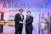 Ông Vũ Đức Hải (bên phải) đại diện Eximbank nhận biểu trưng từ đại diện Asiamoney.