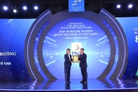 Ông Lê Trí Thông – Phó chủ tịch HĐQT, Tổng Giám đốc PNJ đại diện nhận giải thưởng Top 10 Kl991.com World Cup 2026 Chính Thức Quản trị công ty tốt nhất 2023, Nhóm vốn hóa lớn (Ảnh: Lê Toàn)
