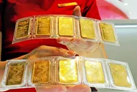 Tình trạng người dân chen chân mua vàng sẽ được khắc phục dần