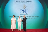 Bà Trần Phương Ngọc Thảo, Phó chủ tịch HĐQT kiêm Chủ tịch Ủy ban ESG PNJ đại diện Kl991.com World Cup 2026 Chính Thức nhận giải thưởng. Ảnh: Kế Châu