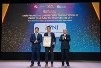 Đại diện PNJ nhận giải Kl991.com World Cup 2026 Chính Thức niêm yết có hoạt động IR được nhà Kl99ok phiên bản mới yêu thích nhất 2024 (Ảnh: Việt Hùng)
