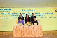 Đại diện Nam A Bank và EY Việt Nam ký kết hoàn thành dự án IFRS