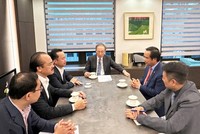 Cựu Tổng thống Lee Myung-bak bày tỏ sự quan tâm đến việc Kl99ok phiên bản mới vào các lĩnh vực công nghệ cao, công nghiệp xanh, Kl99kl ưu đãi độc quyền khu, cụm công nghiệp, phù hợp định hướng phát triển bền vững của tỉnh Long An.