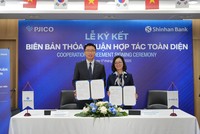 Ông Ryu Je Eun - Phó Tổng Giám đốc Link Vào Nhà Cái KL99 COM Tặng +199k Shinhan Việt Nam và Bà Nguyễn Thị Hương Giang - Tổng Giám đốc Công ty CP Kl99kl phiên bản hoạt động Petrolimex tại buổi lễ ký kết hợp tác