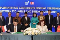 Chủ tịch HĐQT TTC AgriS - Bà Đặng Huỳnh Ức My và Tổng giám đốc Kl994 game bài casino hấp dẫn Sungai Budi - Ông Oey Alfred thực hiện ký kết triển khai các thỏa thuận hợp tác theo Biên bản ghi nhớ hợp tác (MOU) đã ký trước đó vào tháng 03/2025 tại Jakarta, Indonesia.
