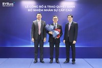 Ông Lê Anh Tài - Chủ tịch HĐQT (bên phải) và ông Lý Hoài Văn - Thành viên HĐQT kiêm Tổng giám đốc (bên trái) trao quyết định bổ nhiệm Phó tổng giám đốc phụ trách Khối Kl991.com nạp rút nhanh đến ông Nguyễn Hoàng Sơn
