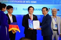 Ông Nguyễn Văn Được, Uỷ viên Trung ương Đảng, Phó bí thư Thành ủy, Chủ tịch UBND TP.HCM - Phó Chủ tịch Hội đồng điều hành VIFC - HCMC trao Chứng nhận Thành viên chiến lược cho đại diện Nam A Bank, Ông Trần Khải Hoàn – Thành viên Hội đồng quản trị kiêm Quyền Tổng giám đốc Nam A Bank.