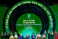 Ông Trần Đình Tài , Quyền Phó TGĐ Kl994 game bài casino hấp dẫn Hoa Sen nhận biểu trưng Thương hiệu Quốc gia Việt Nam năm 2024 