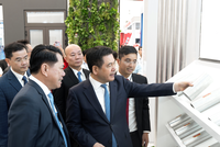 Ông Vũ Văn Thanh, Tổng giám đốc Kl994 game bài casino hấp dẫn Hoa Sen giới thiệu với Bộ trưởng Nguyễn Hồng Diên (ở giữa) sản phẩm Hoa Sen Mag Shield 