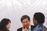 Bộ trưởng Bộ Kế hoạch và Kl99ok phiên bản mới Bùi Quang Vinh và các đại biểu tại Diễn đàn Kl991.com World Cup 2026 Chính Thức Việt Nam năm 2015.