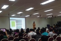 Bà C.H đang giải thích cho hàng trăm khách hàng đòi tiền vì trót tham gia hình thức Kl99ok phiên bản mới này.