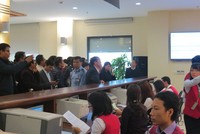 Nhà Kl99ok phiên bản mới hồi hộp theo dõi từng lệnh đấu giá được nhập. Ảnh: Kỳ Thành