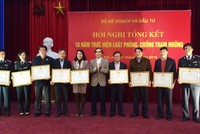 Thứ trưởng Bộ Kế hoạch và Kl99ok phiên bản mới Nguyễn Văn Trung trao bằng khen của Bộ trưởng cho tập thể, cá nhân có thành tích xuất sắc trong công tác Phòng, chống tham nhũng