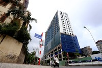 Thành phố Hà Nội lại cho phép chủ Kl99ok phiên bản mới nhà 8B Lê Trực tự phá dỡ phần sai phạm. Ảnh: Bá Đô.