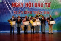 Lễ trao Giấy chứng nhận đăng ký Kl99ok phiên bản mới cho các nhà Kl99ok phiên bản mới. (Ảnh: Đoàn Mạnh Dương/TTXVN)