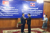Thừa ủy quyền của Chủ tịch nước CHDCND Lào, Phó Thủ tướng Kl993 ưu đãi thưởng hấp dẫn Lào Xomxavat Lengxavath trao tặng cho Bộ trưởng Bùi Quang Vinh Huân chương Isala hạng Nhất
