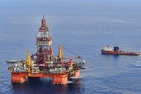Giàn khoan Hải Dương 981 khi đang hoạt động trái phép, nằm sâu trong vùng đặc quyền Kl992 cổng game cá cược của Việt Nam năm 2014. Ảnh: Xinhua