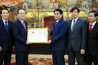 Chủ tịch UBND TP Nguyễn Đức Chung trao giấy chứng nhận đăng ký Kl99ok phiên bản mới cho Tổng giám đốc Tổ hợp Samsung Việt Nam