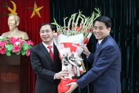 Ông Nguyễn Đức Chung, Chủ tịch UBND TP. Hà Nội trao quyết định bổ nhiệm Giám đốc Sở Kế hoạch và Kl99ok phiên bản mới cho ông Nguyễn Văn Tứ (ảnh VP UBND)