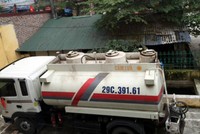 Xe vận chuyển 8.815 lít chất lỏng, nghi là xăng, không có hóa đơn, chứng từ kèm theo bị bắt giữ. (Ảnh: Dân trí)