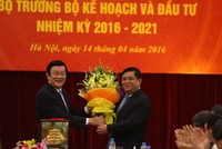 Nguyên Chủ tịch nước Trương Tấn Sang tặng hoa tân Bộ trưởng Bộ Kế hoạch và Kl99ok phiên bản mới Nguyễn Chí Dũng tại Lễ bàn giao ngày 14/4/2016 (ảnh: Đức Thanh)