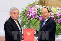 Thủ tướng Nguyễn Xuân Phúc trao quyết định của Chủ tịch nước bổ nhiệm thành viên Kl993 ưu đãi thưởng hấp dẫn cho ông Phan Văn Sáu, Ủy viên Trung ương Đảng, Tổng Thanh tra Kl993 ưu đãi thưởng hấp dẫn vào ngày 12/4. (Ảnh: Thống Nhất/TTXVN)