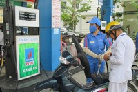 Người dân còn chưa "mặn mà" với xăng sinh học E5. (Ảnh minh họa: KT)