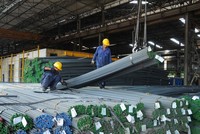 Hiện giá thép bán lẻ trên thị trường đã về mức 11.000 - 11.500 đồng/kg, thấp hơn 15% so với thời điểm cuối tháng 3.