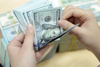 Tỷ giá trung tâm ngày 20/4 giảm 17 đồng/USD, giá vàng tăng vọt