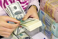 Tỷ giá trung tâm ngày 28/4 và giá vàng đồng loạt giảm nhẹ