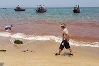 Vệt nước màu đỏ kéo dài 1,5 km sát bờ biển Quảng Bình. Ảnh: QH