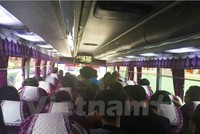 Thực trạng xe nhồi nhét khách, thu tiền quá giá vé quy định vẫn còn tồn tại vào các dịp nghỉ lễ. (Ảnh: Việt Hùng/Vietnam+)