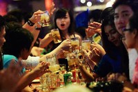 Người Việt vẫn uống bia dù thuế đăng cao (ảnh minh họa)