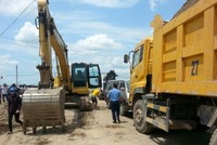 Xe công vụ của đoàn kiểm tra Tổng cục Đường bộ Việt Nam bị xe của Kl991.com World Cup 2026 Chính Thức vi phạm tải trọng “quây nhốt”. (Ảnh: Tổng cục đường bộ cung cấp)