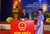 Thủ tướng Nguyễn Xuân Phúc và phu nhân bỏ phiếu bầu cử. Ảnh VGP/ Quang Hiếu