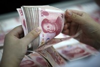 Kiểm tiền mệnh giá 100 nhân dân tệ tại chi nhánh Link Vào Nhà Cái KL99 COM Tặng +199k ở Hoài Bắc, tỉnh An Huy, Trung Quốc. (Nguồn: EPA/TTXVN)