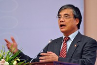 Tiến sĩ Trần Đình Thiên cho rằng mấu chốt không nằm ở vay dài để giãn nợ mà cần cấu trúc lại chi tiêu.
